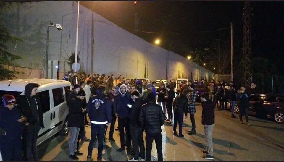 Trabzonsporlu taraftarlar Ünal Karaman için tesislerde