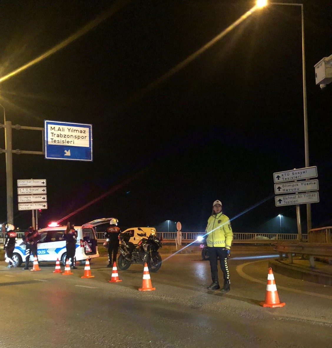 Trabzonsporlu taraftarlar Ünal Karaman için tesislerde