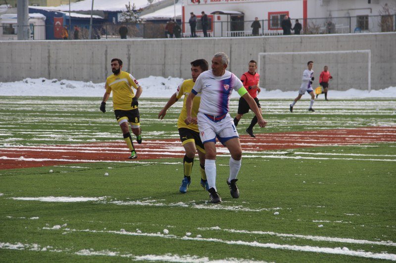 71 yaşında Harp-İş Spor Kulübü'ne transfer oldu