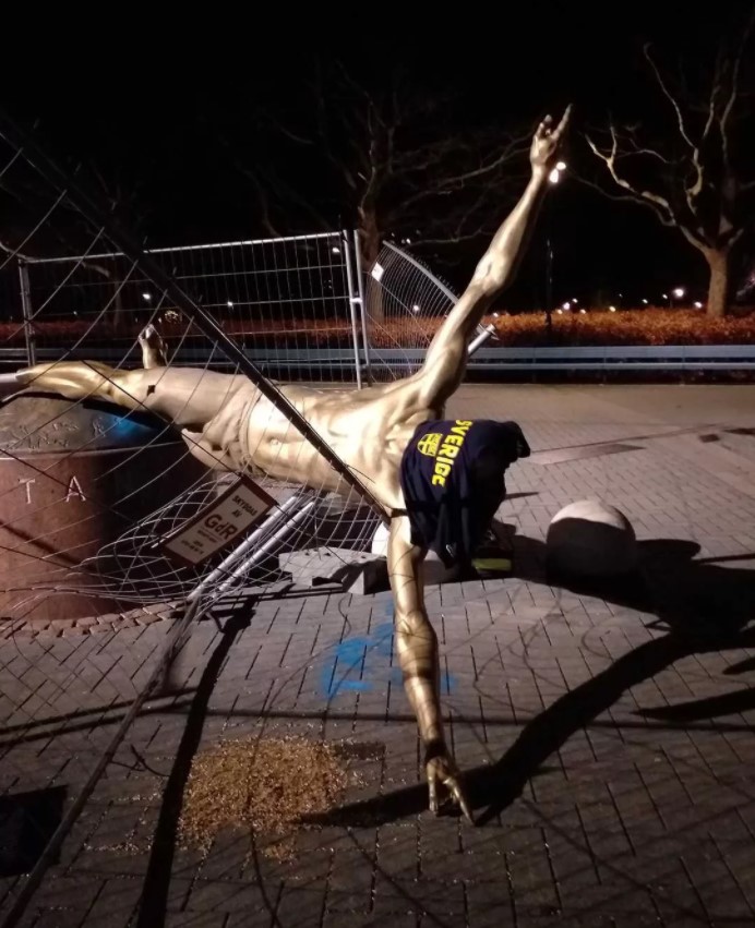 Ibrahimovic'in heykeli yıkıldı