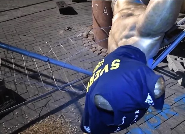 Ibrahimovic'in heykeli yıkıldı