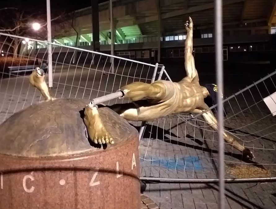 Ibrahimovic'in heykeli yıkıldı