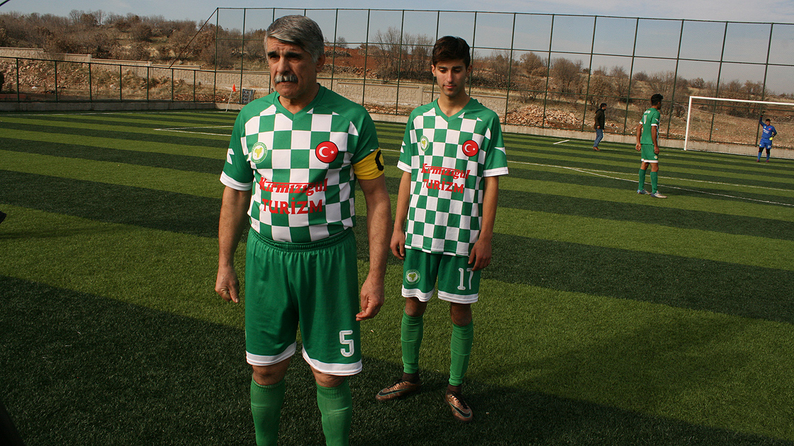 a Şükrü Yiğiter, torunuyla aynı takımda forma giyiyor