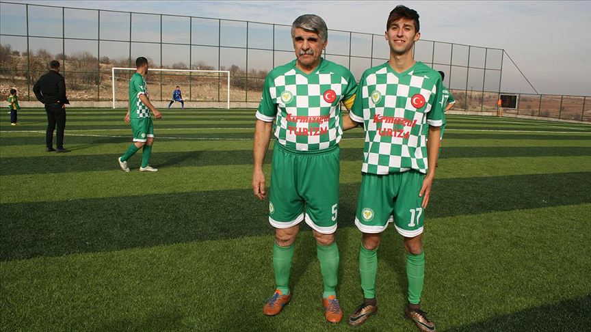 a Şükrü Yiğiter, torunuyla aynı takımda forma giyiyor