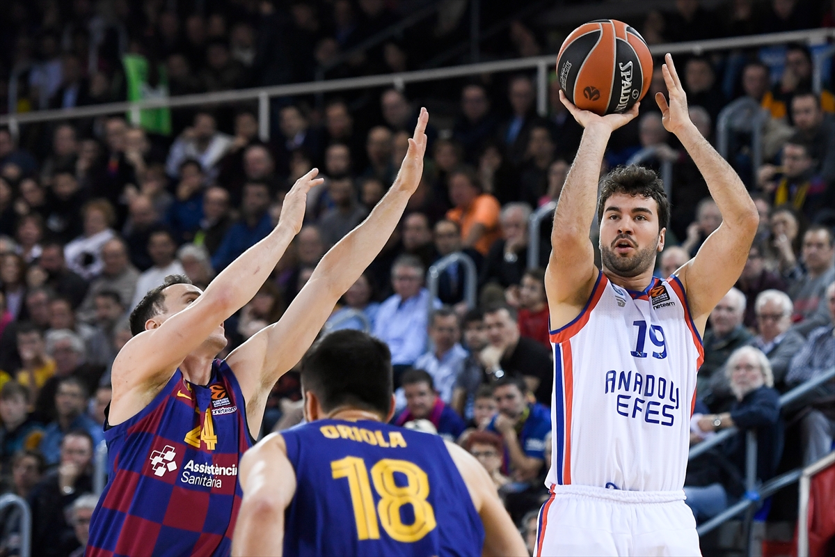 a Anadolu Efes Avrupa Ligi'nde Barcelona'yı devirdi