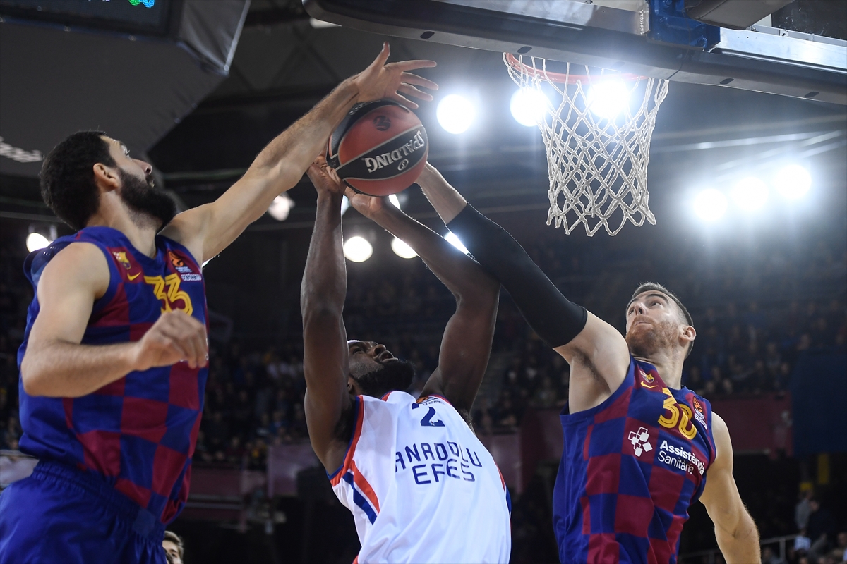 a Anadolu Efes Avrupa Ligi'nde Barcelona'yı devirdi