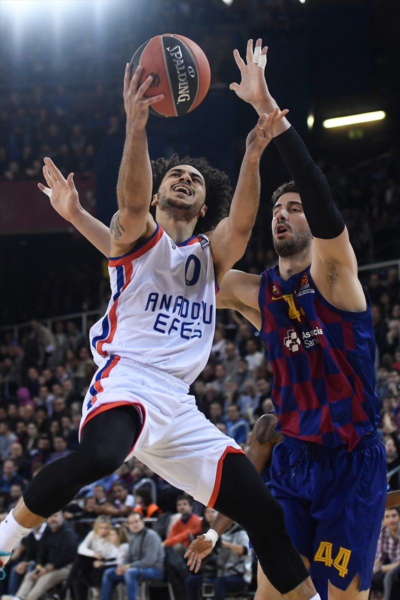 a Anadolu Efes Avrupa Ligi'nde Barcelona'yı devirdi