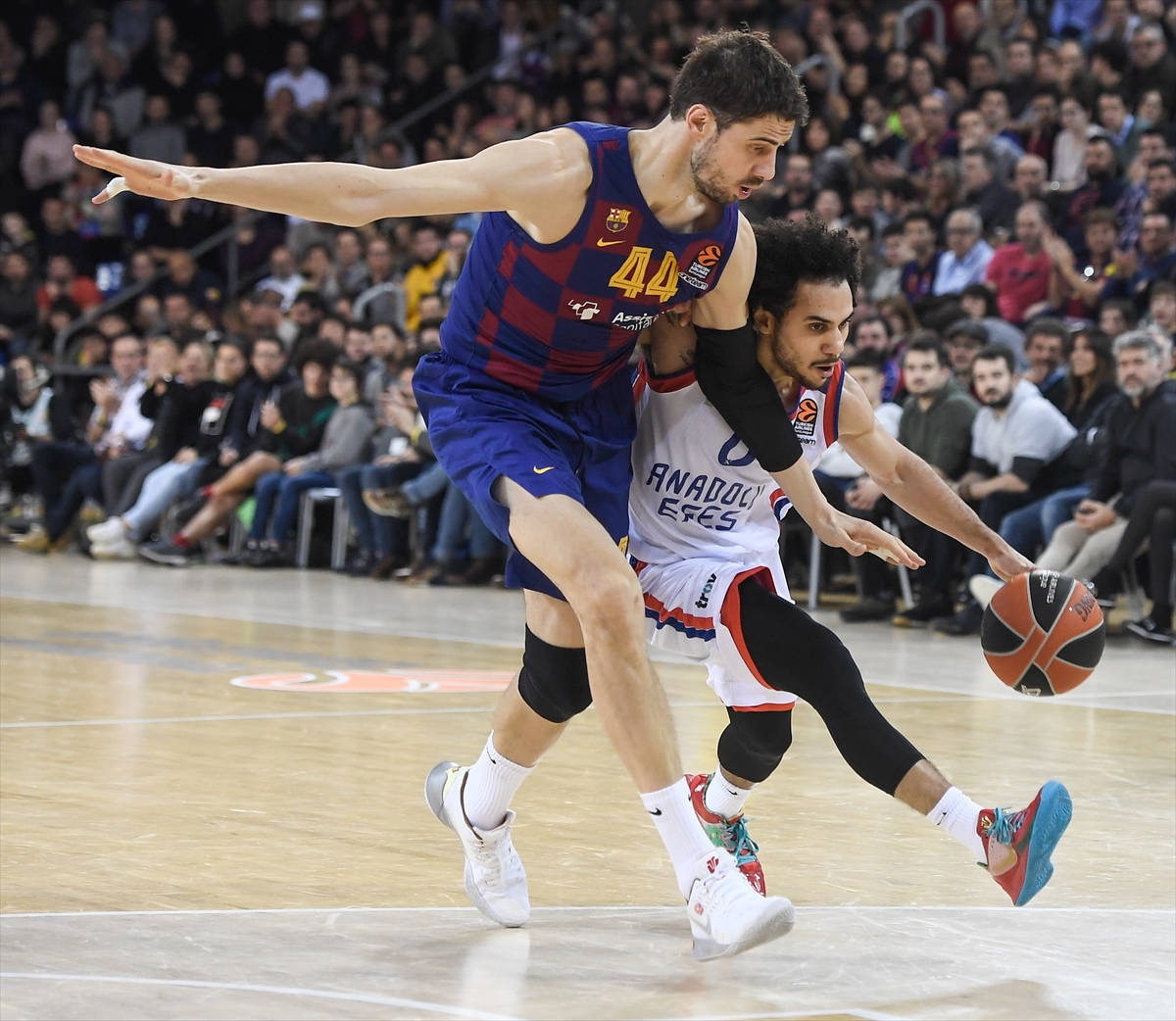 a Anadolu Efes Avrupa Ligi'nde Barcelona'yı devirdi