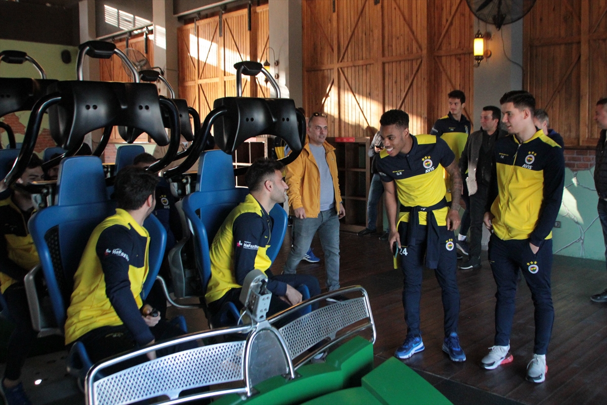 a Fenerbahçeli futbolcular hızlı trene bindi