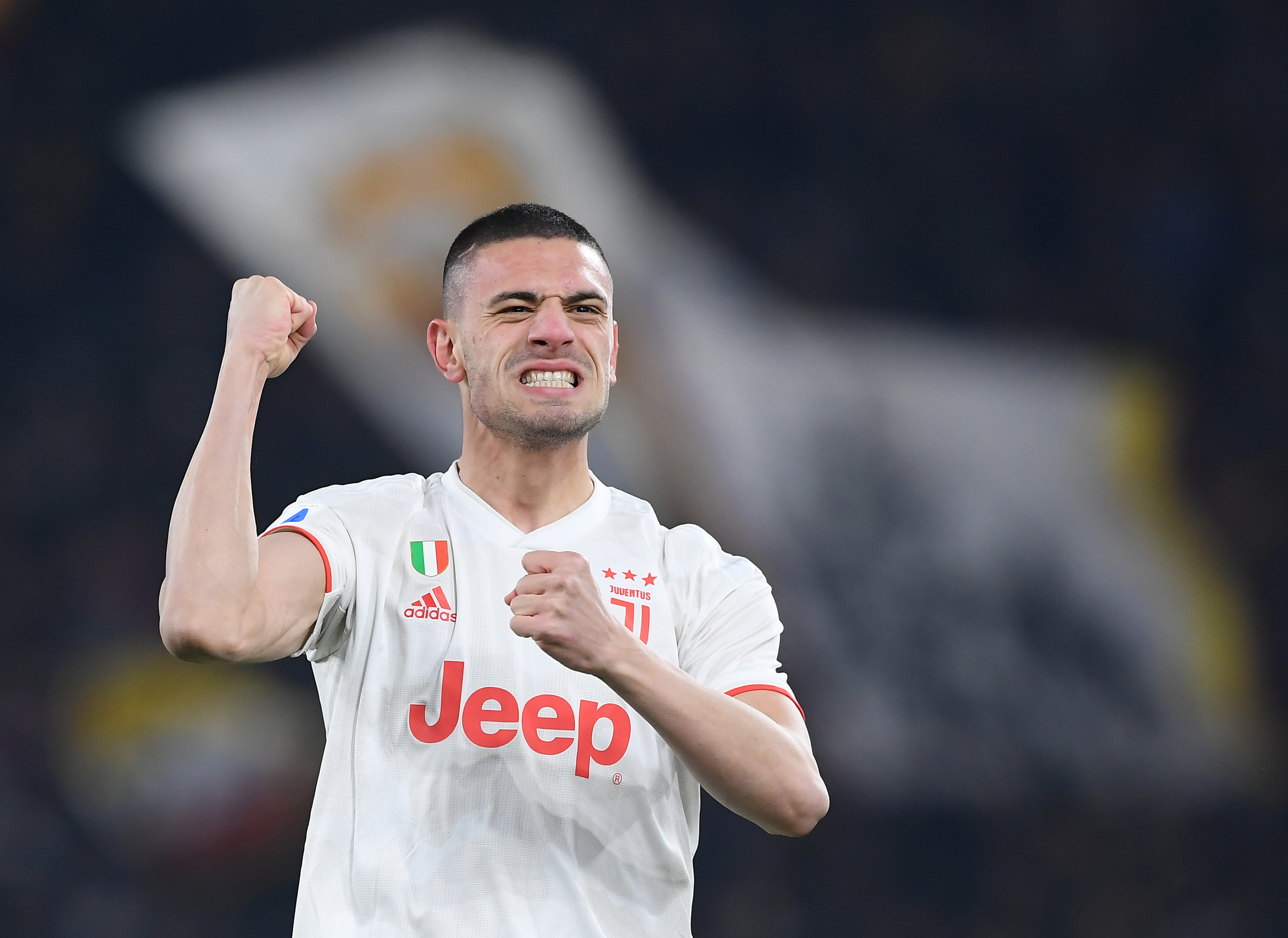 R Juventus Roma'yı yenerek liderlik koltuğuna oturdu