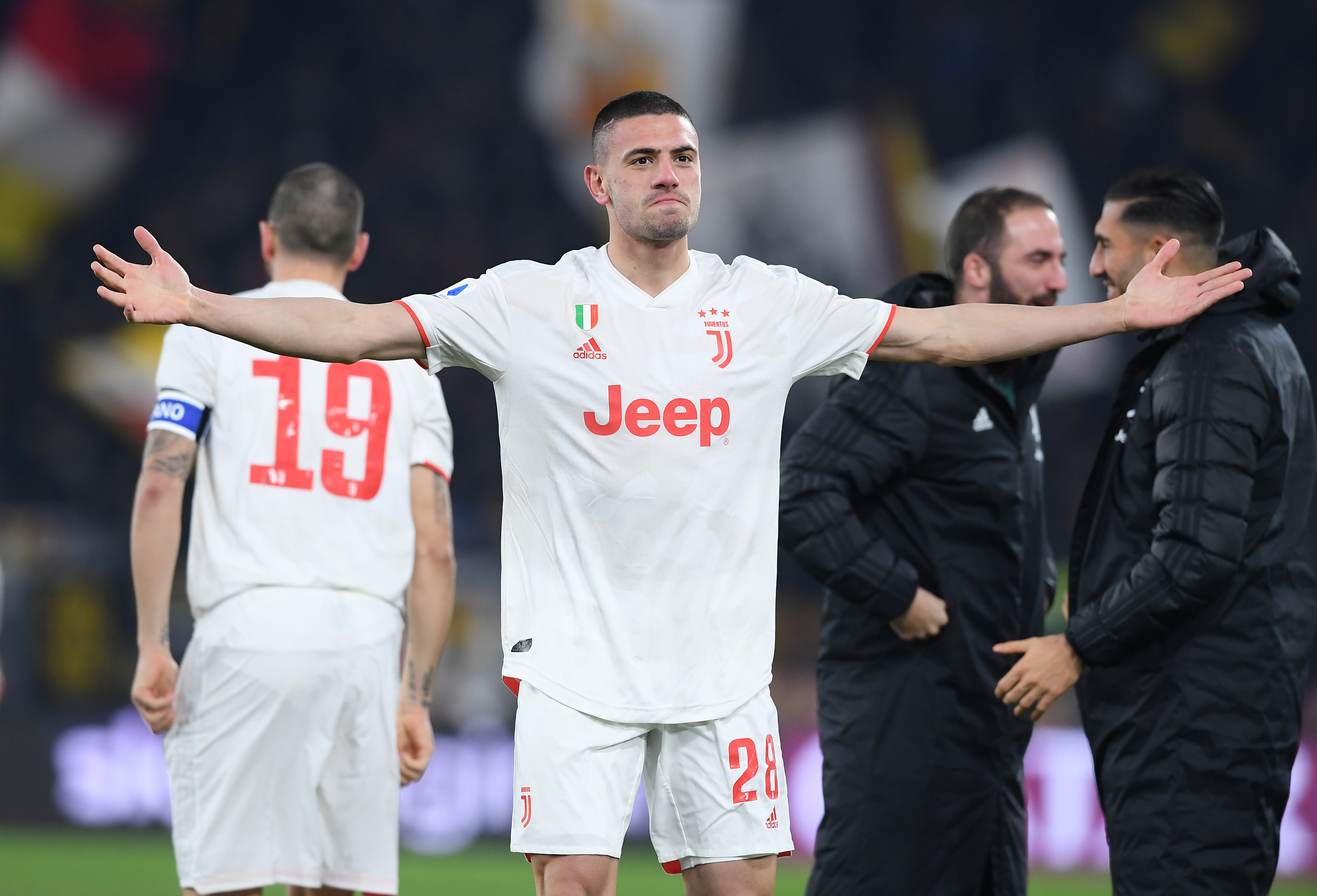 R Juventus Roma'yı yenerek liderlik koltuğuna oturdu