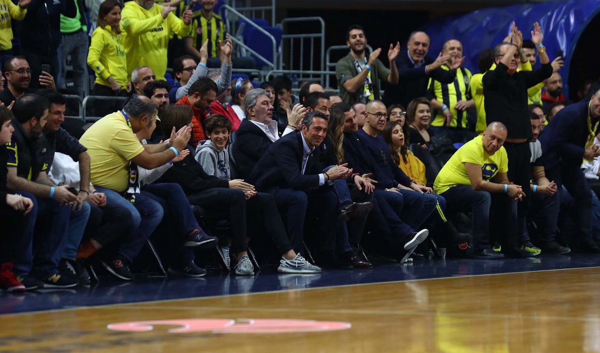 Ali Koç, basketbol maçında Kayserispor maçını izledi