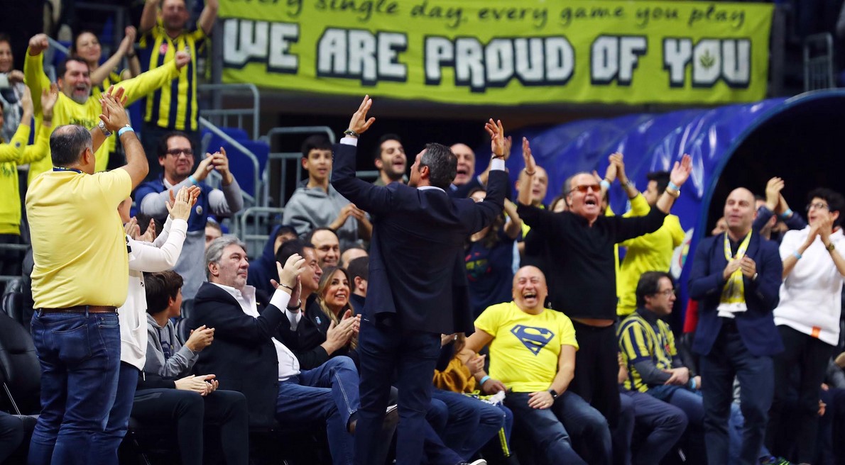 Ali Koç, basketbol maçında Kayserispor maçını izledi