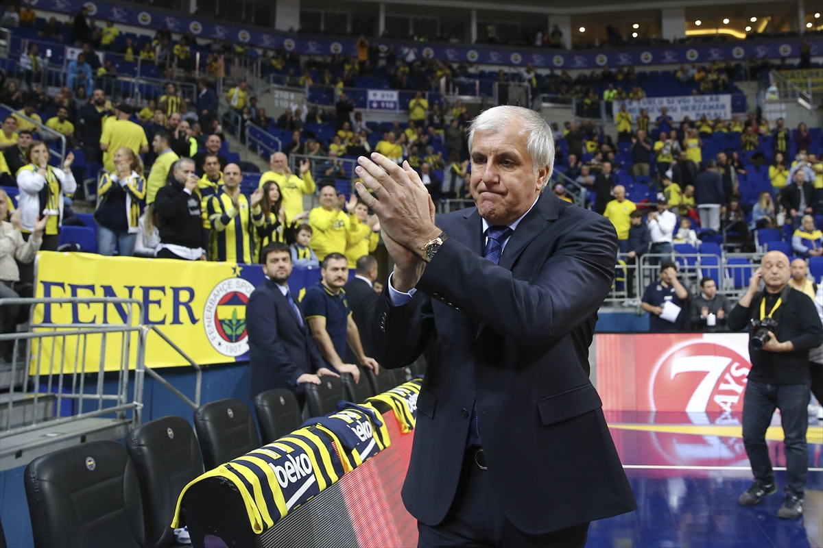 Ali Koç, basketbol maçında Kayserispor maçını izledi