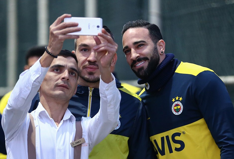 Adil Rami Fenerbahçe'de kalıyor