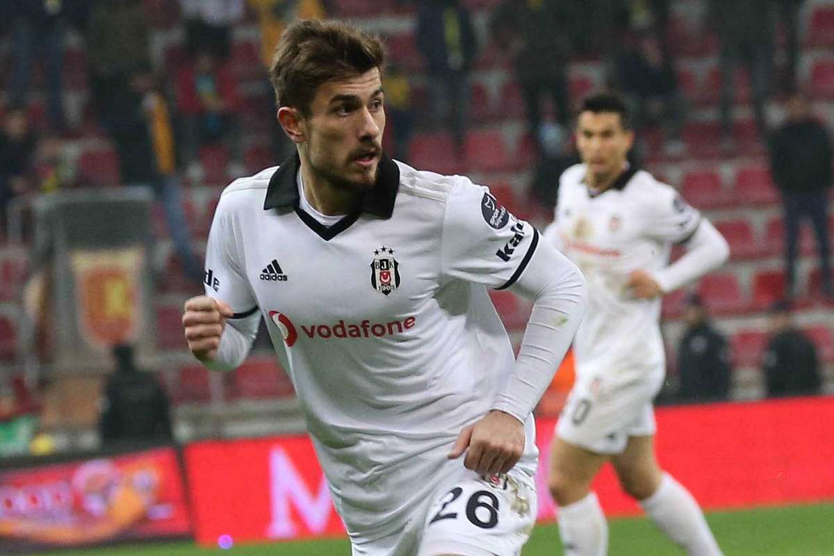 Beşiktaş, Dorukhan'la uzatıyor
