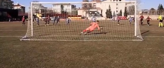 3 kez tekrarlanan penaltıyı kaleci ve stoper kurtardı