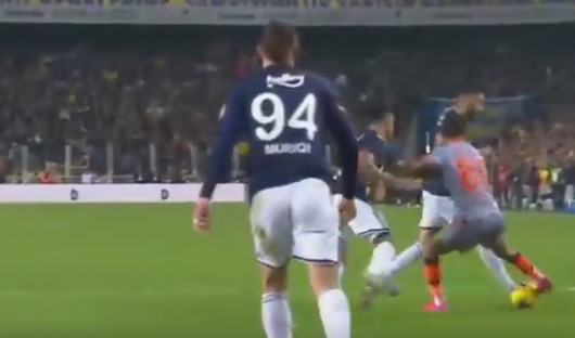 Fenerbahçe maçında skandal penaltı kararı