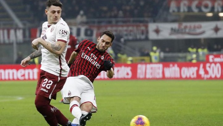 Hakan Çalhanoğlu, kupada Milan'ı yarı finale taşıdı