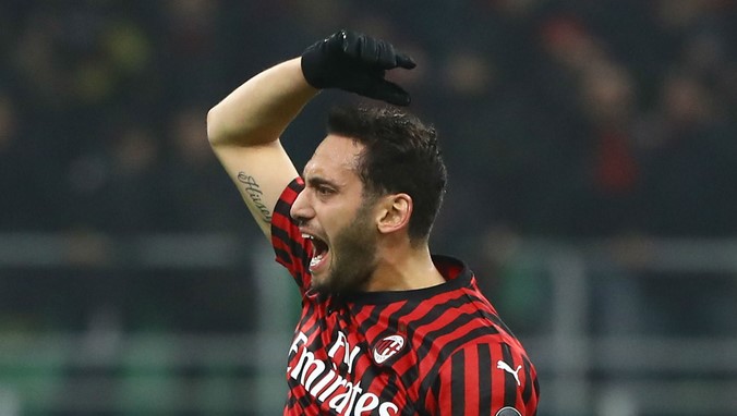 Hakan Çalhanoğlu, kupada Milan'ı yarı finale taşıdı