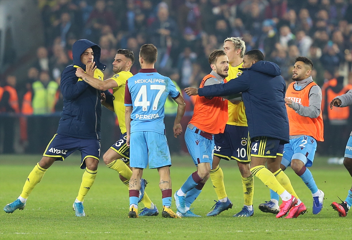 Derbide maç sonunda gerginlik