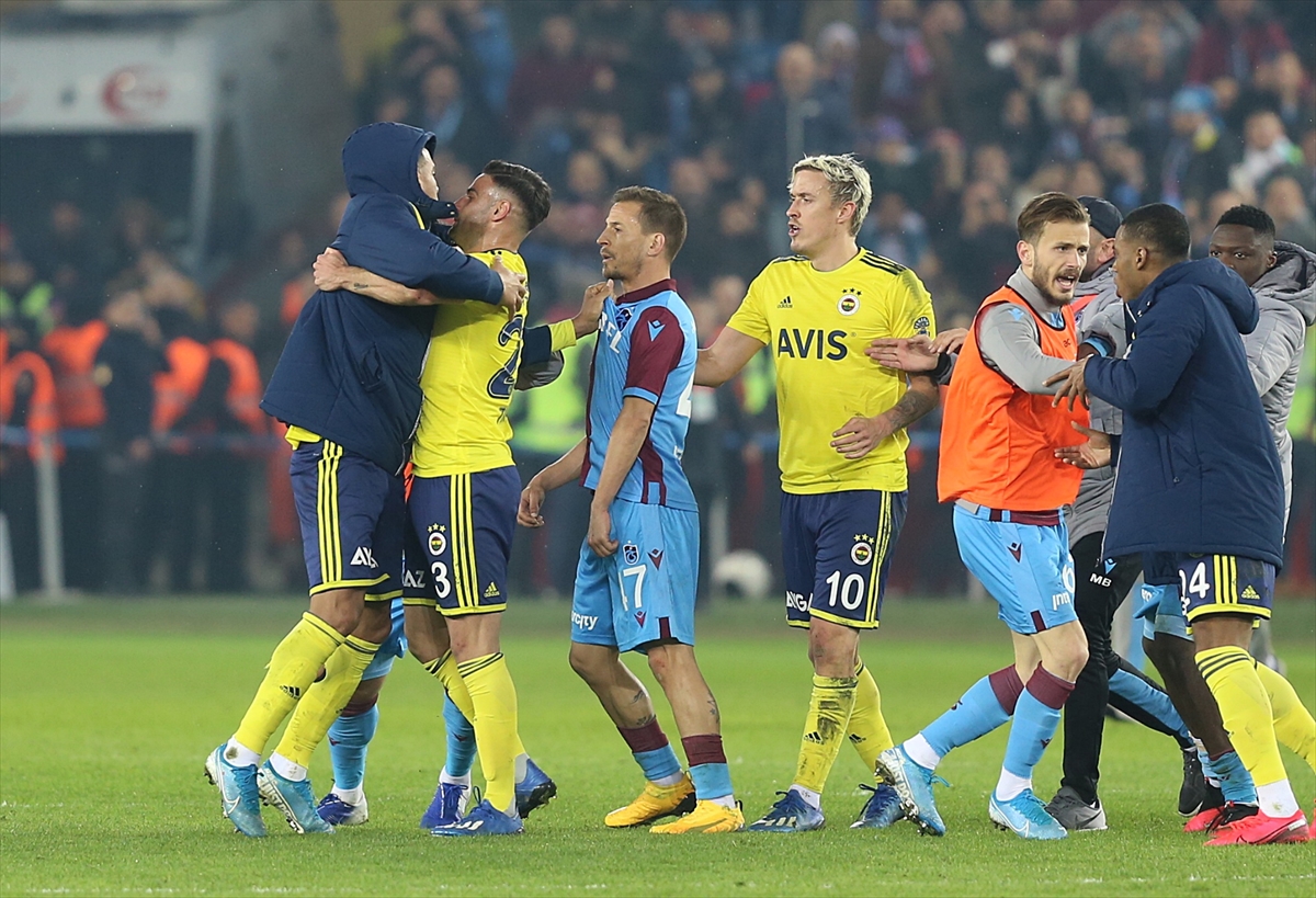 Derbide maç sonunda gerginlik