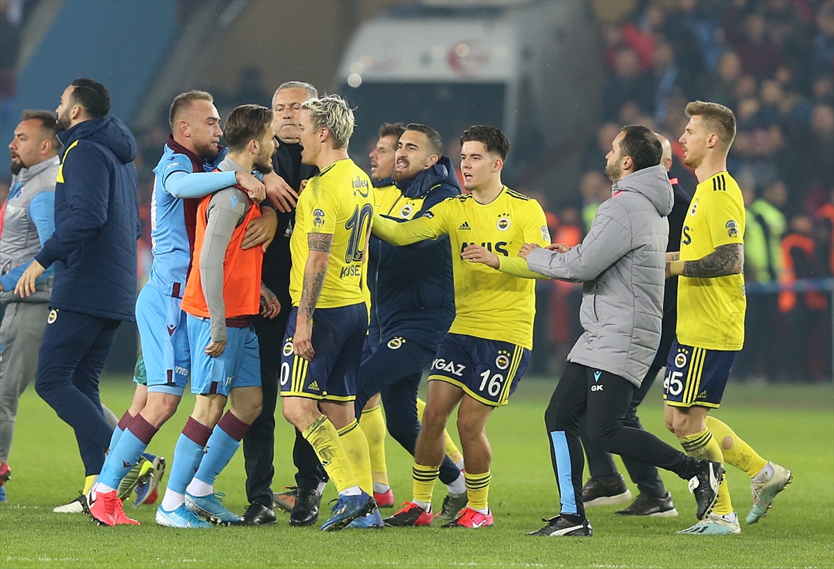 Derbide maç sonunda gerginlik