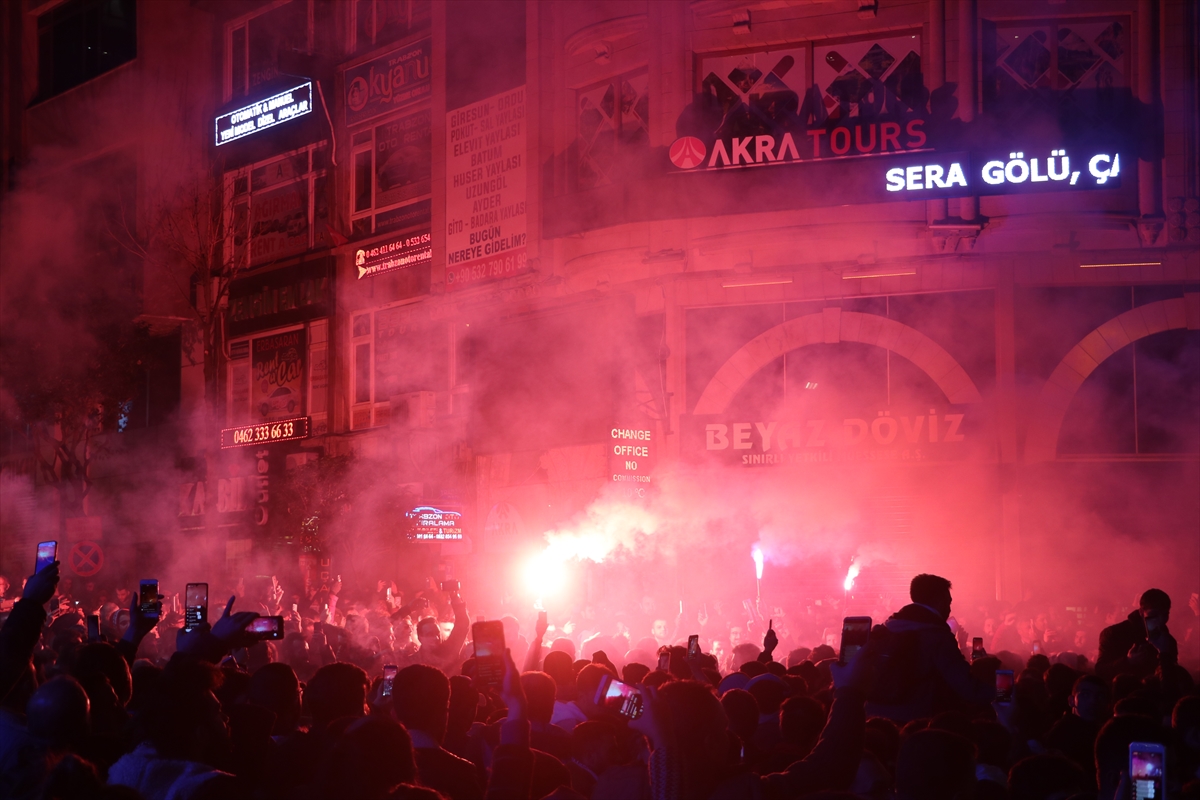 a Trabzonspor taraftarları, Fenerbahçe galibiyetini kutladı