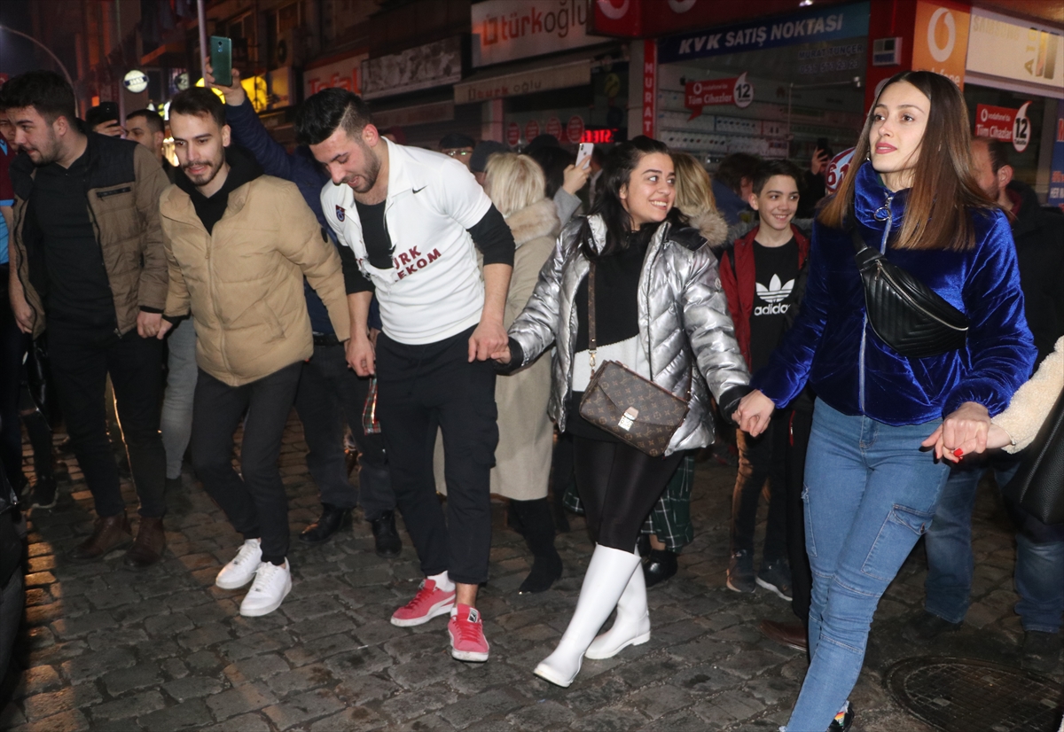 a Trabzonspor taraftarları, Fenerbahçe galibiyetini kutladı