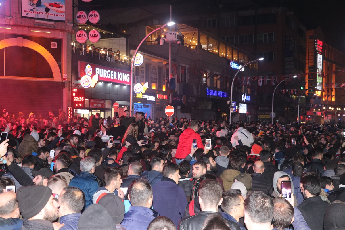 a Trabzonspor taraftarları, Fenerbahçe galibiyetini kutladı