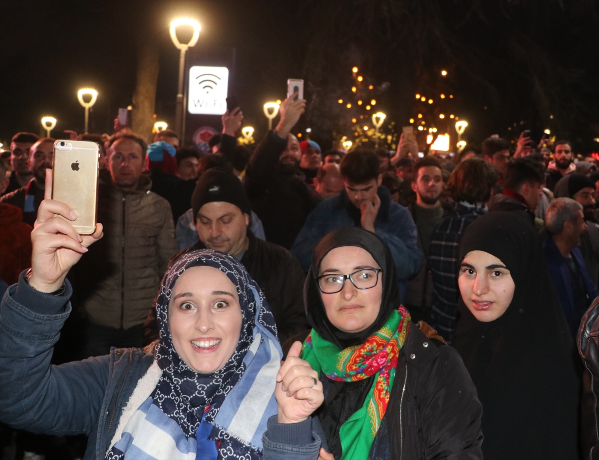 a Trabzonspor taraftarları, Fenerbahçe galibiyetini kutladı