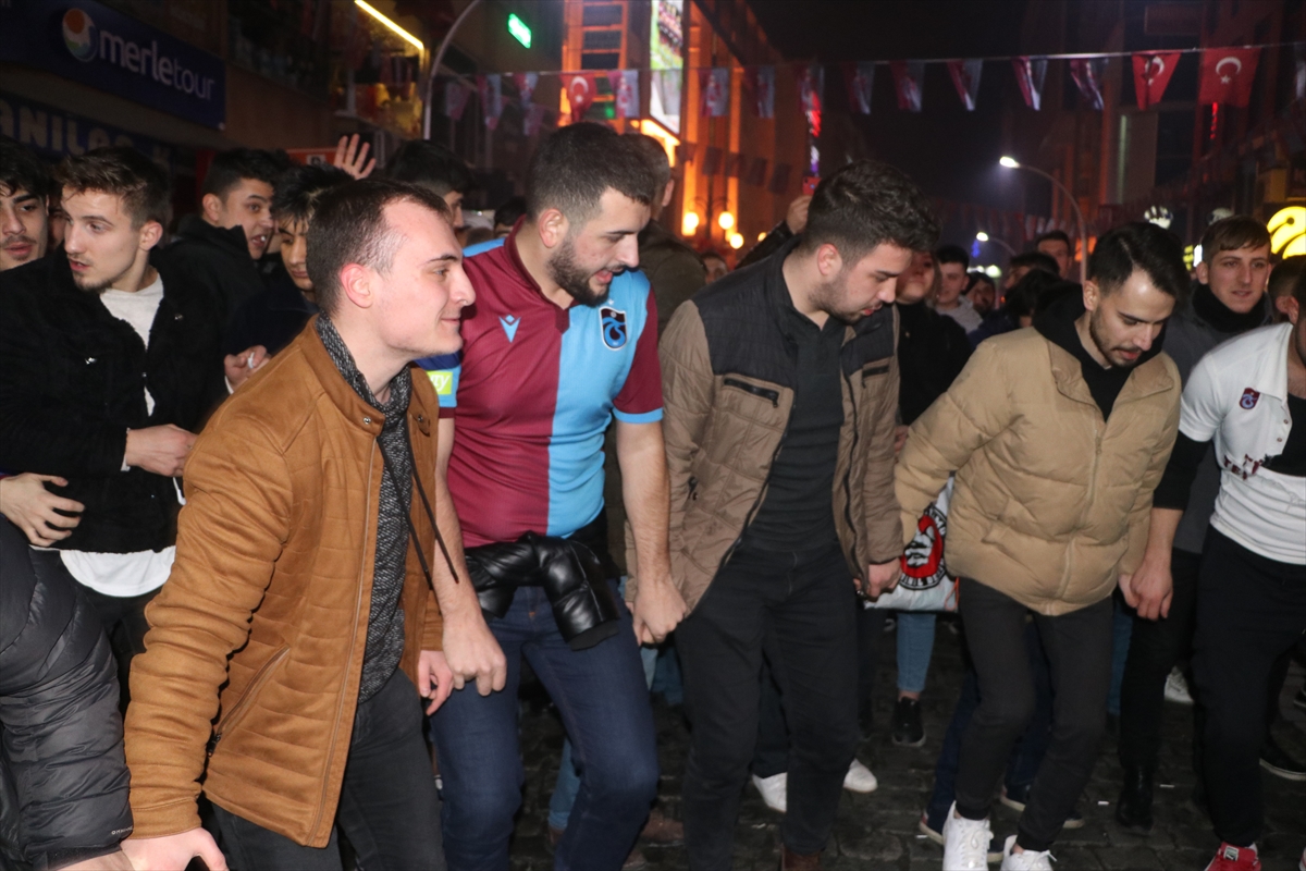 a Trabzonspor taraftarları, Fenerbahçe galibiyetini kutladı