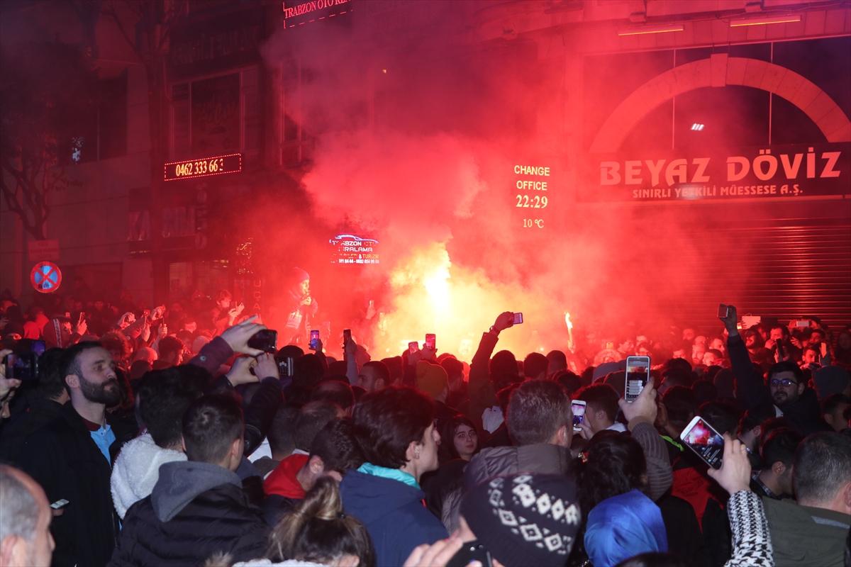 a Trabzonspor taraftarları, Fenerbahçe galibiyetini kutladı