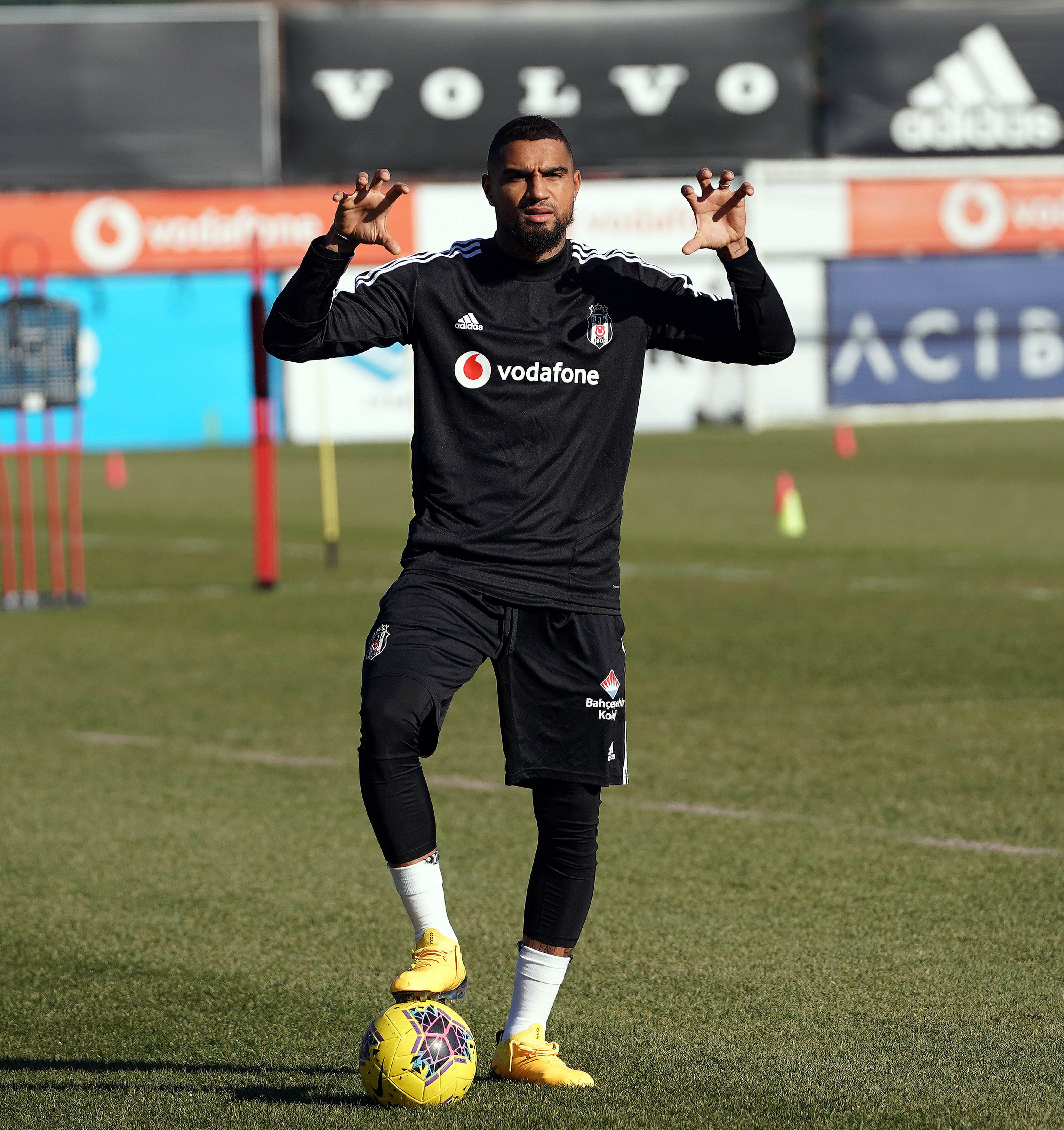 Yeni transfer Boateng antrenmanda