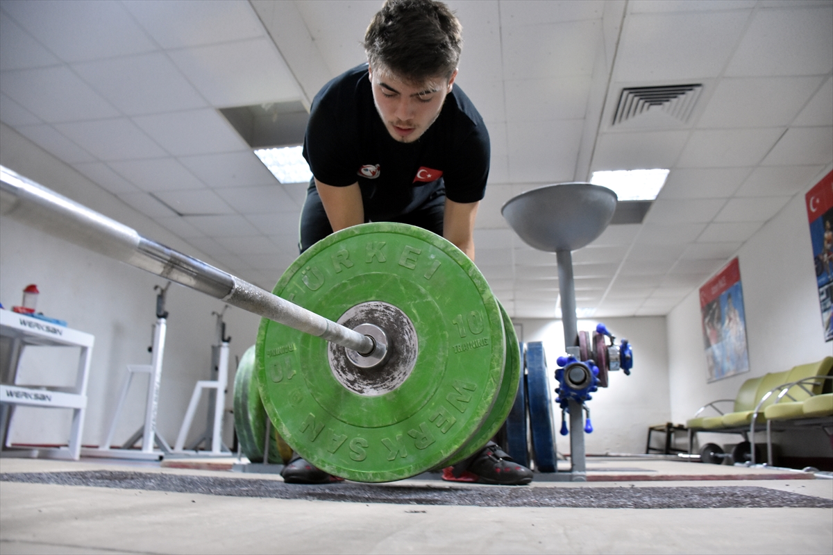 a Fırça sapı ile başladığı halterde hedefi Olimpiyatlar