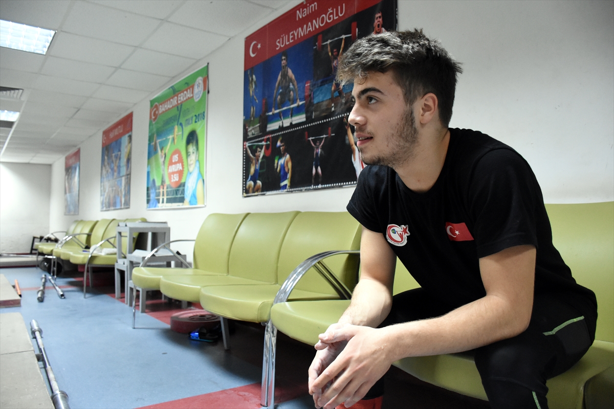 a Fırça sapı ile başladığı halterde hedefi Olimpiyatlar