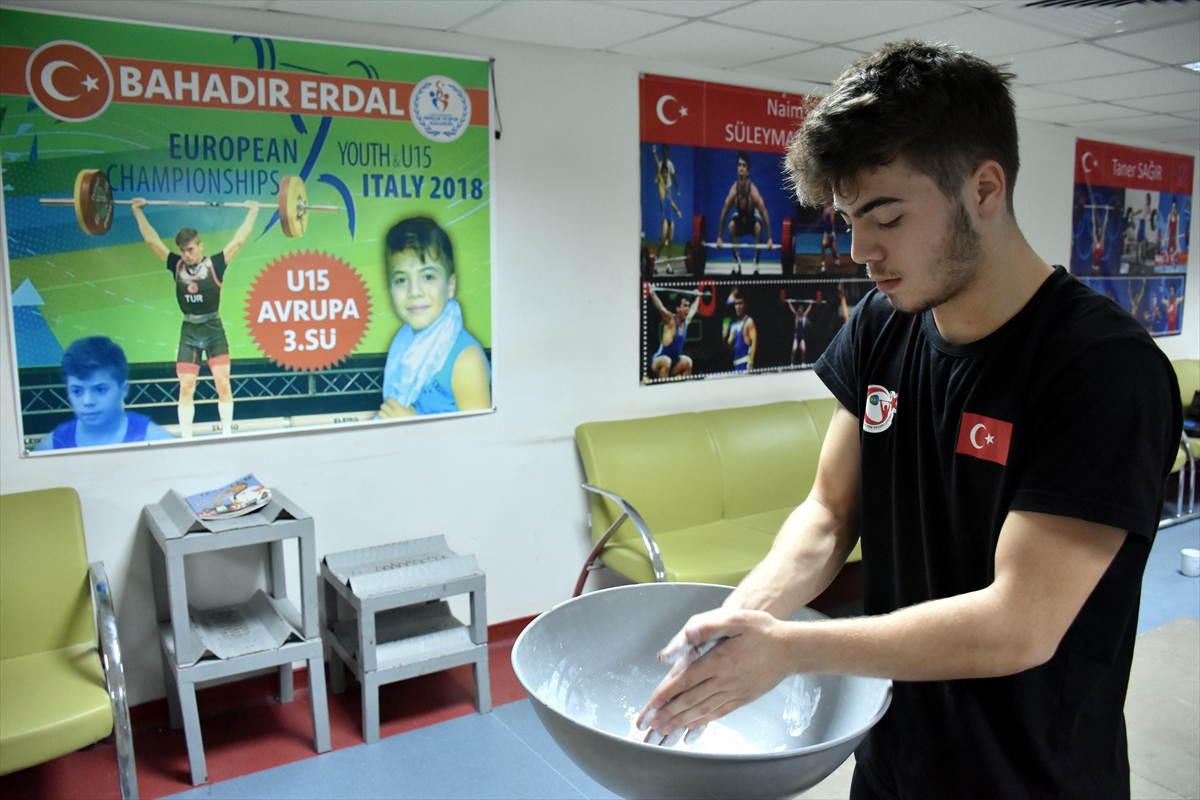 a Fırça sapı ile başladığı halterde hedefi Olimpiyatlar