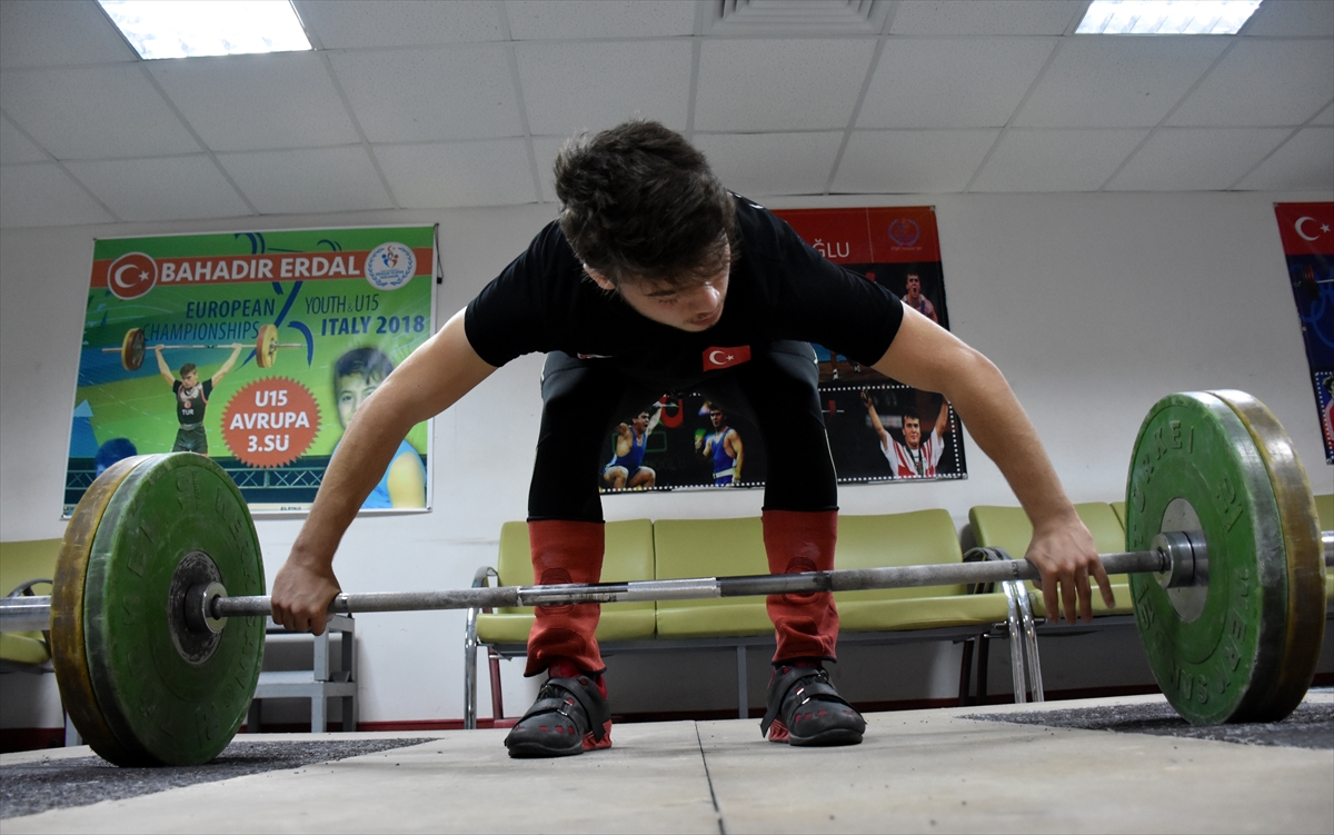 a Fırça sapı ile başladığı halterde hedefi Olimpiyatlar