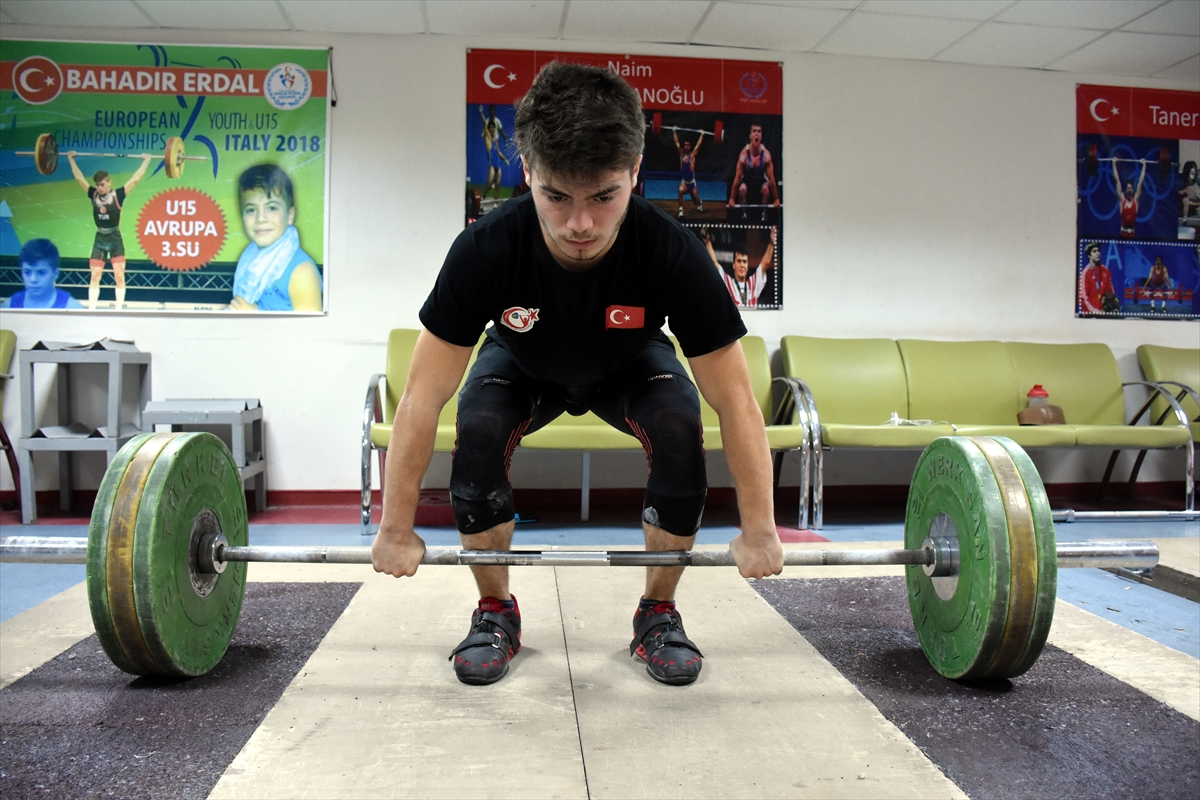 a Fırça sapı ile başladığı halterde hedefi Olimpiyatlar