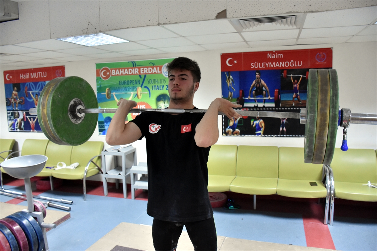 a Fırça sapı ile başladığı halterde hedefi Olimpiyatlar