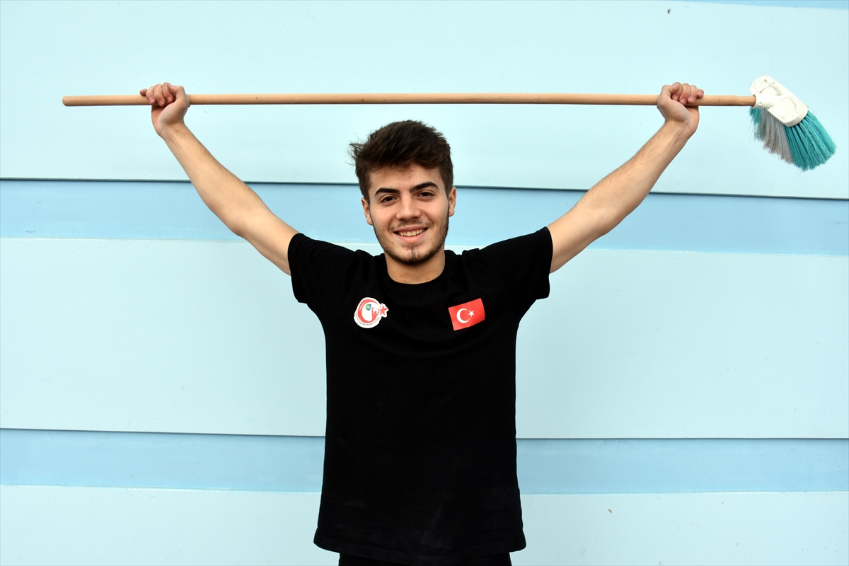 a Fırça sapı ile başladığı halterde hedefi Olimpiyatlar