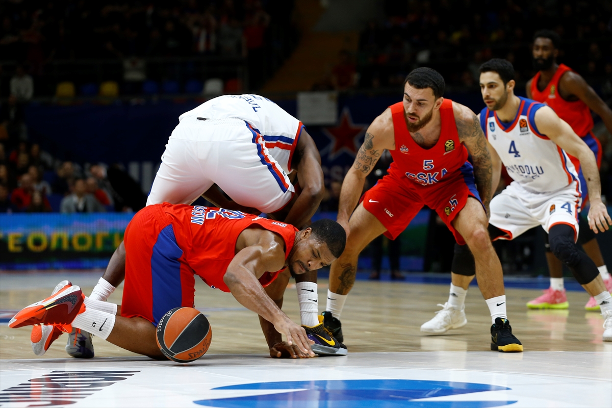 a Anadolu Efes, Avrupa Ligi'nde en yakın rakibini de yendi