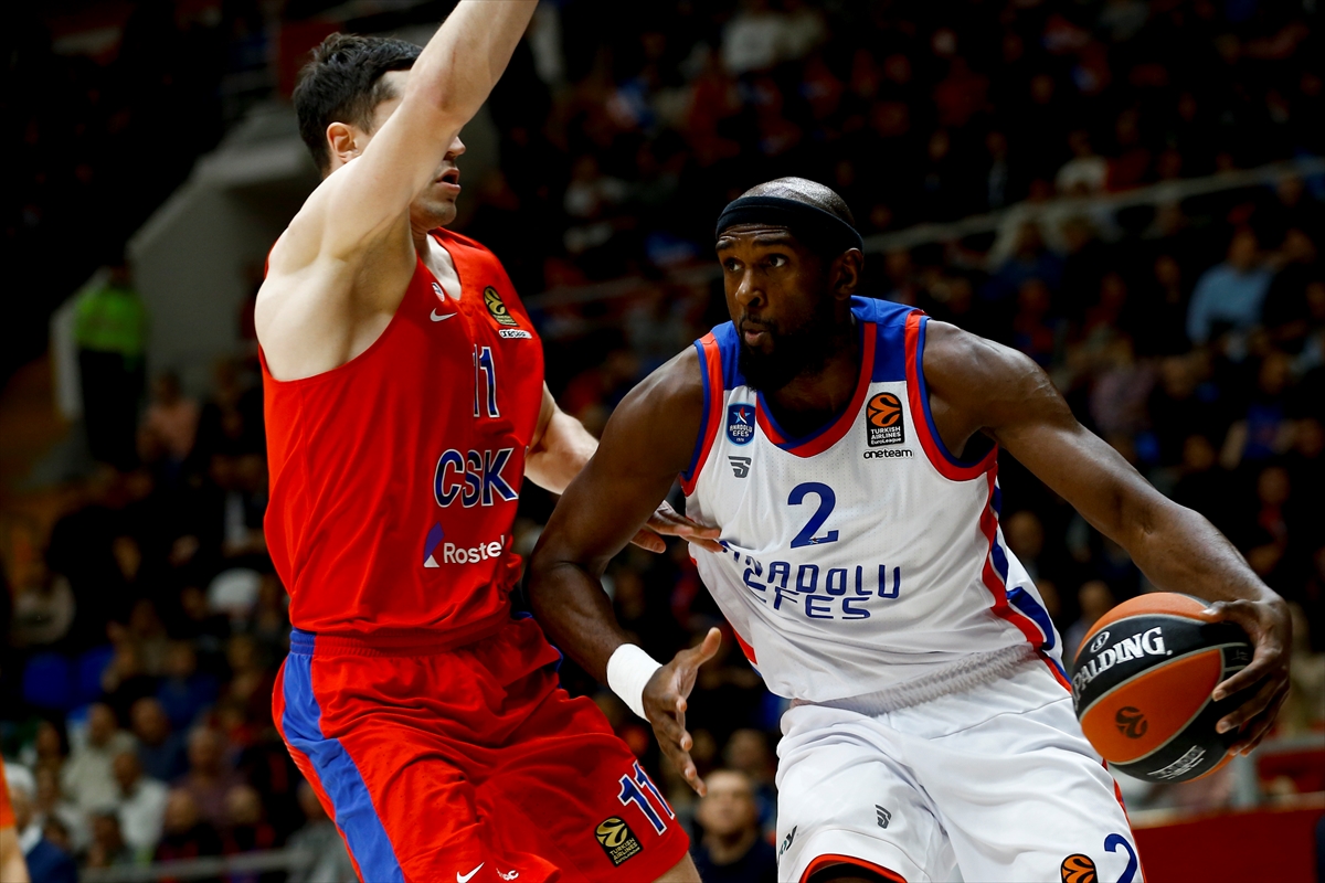 a Anadolu Efes, Avrupa Ligi'nde en yakın rakibini de yendi