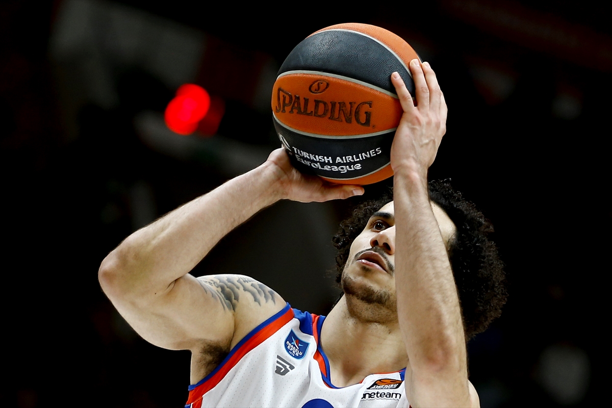 a Anadolu Efes, Avrupa Ligi'nde en yakın rakibini de yendi