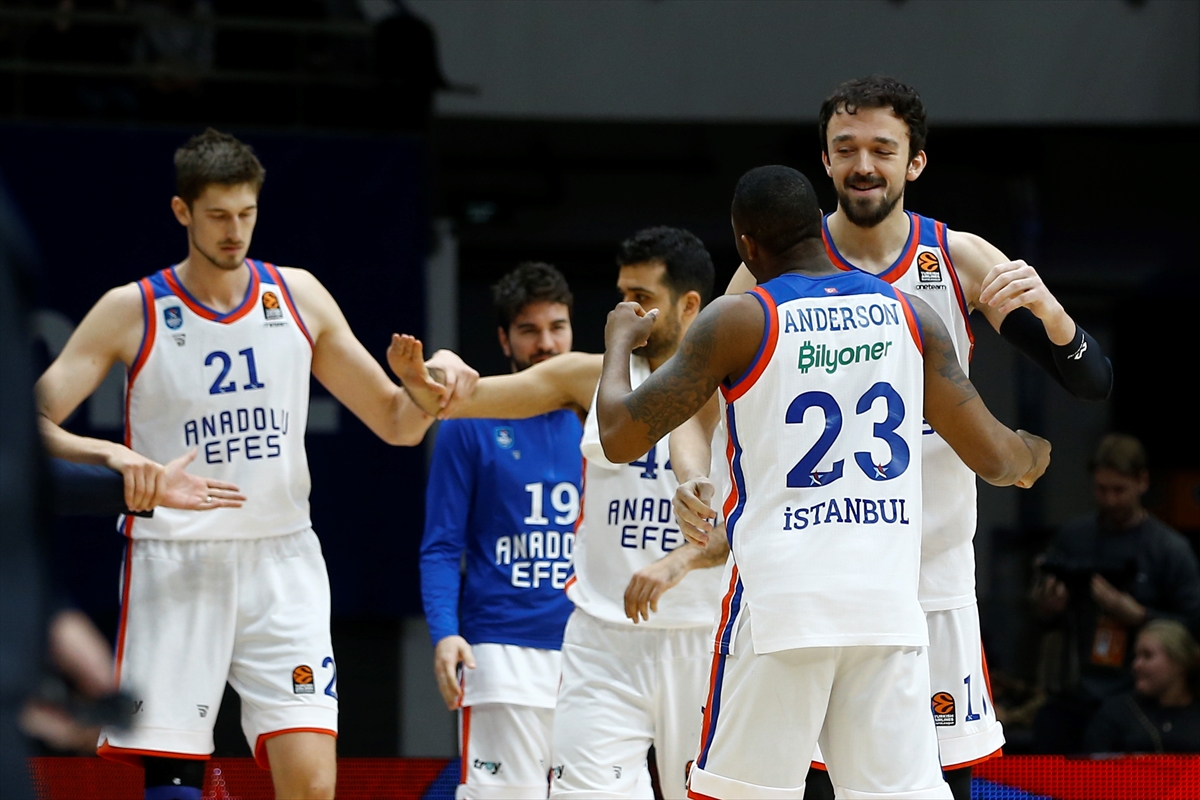 a Anadolu Efes, Avrupa Ligi'nde en yakın rakibini de yendi