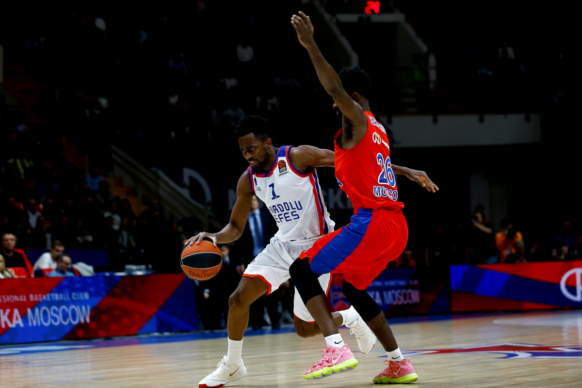 a Anadolu Efes, Avrupa Ligi'nde en yakın rakibini de yendi