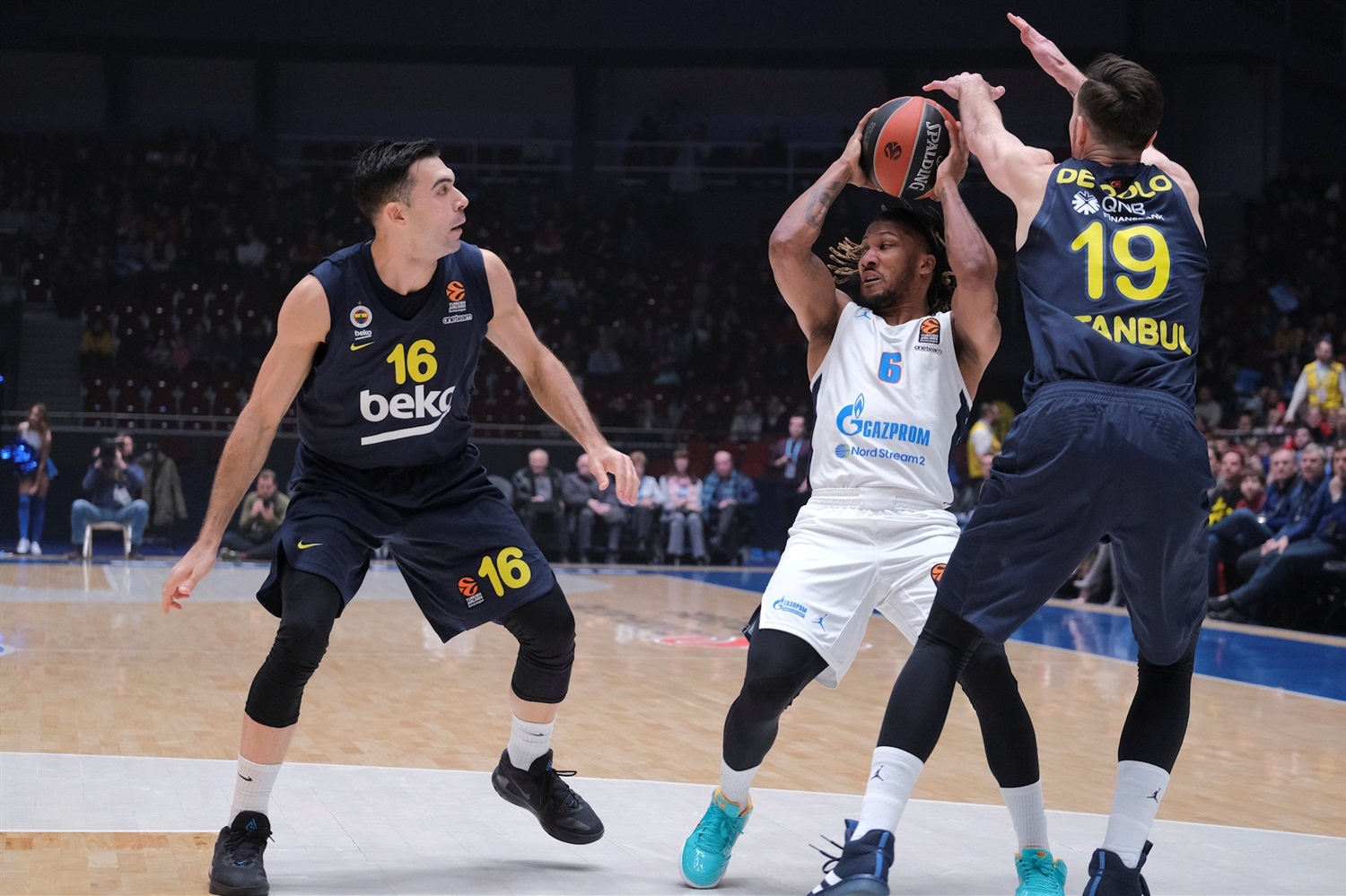 Basketbolda Fenerbahçe Zenit'i de devirdi