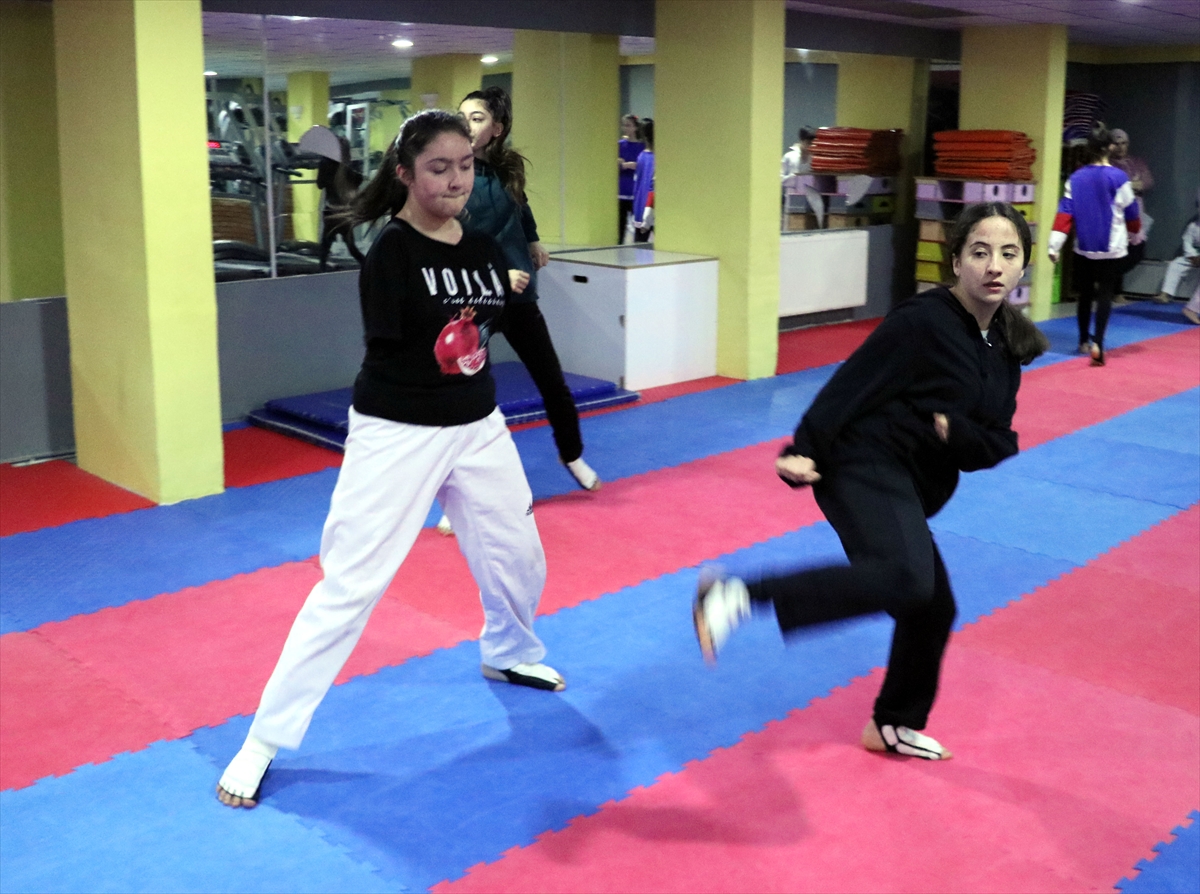 a Doğuştan kolları olmayan kızını sporla hayata bağladı