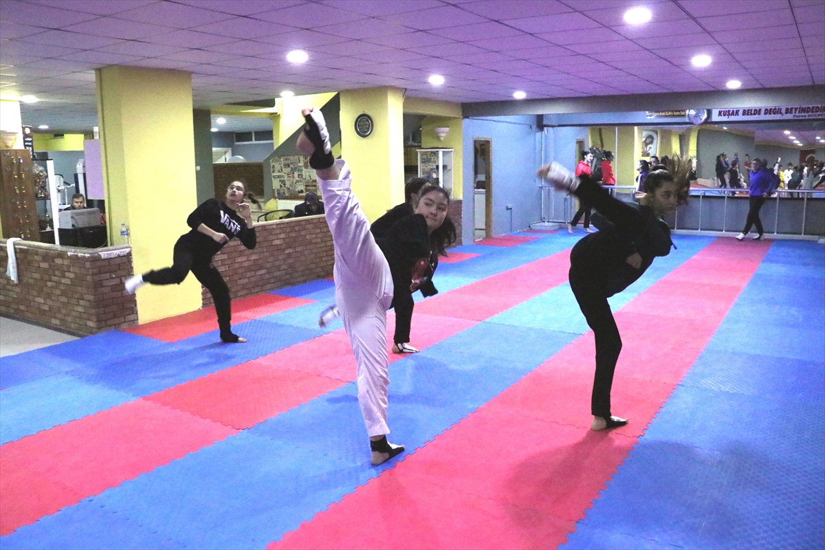 a Doğuştan kolları olmayan kızını sporla hayata bağladı