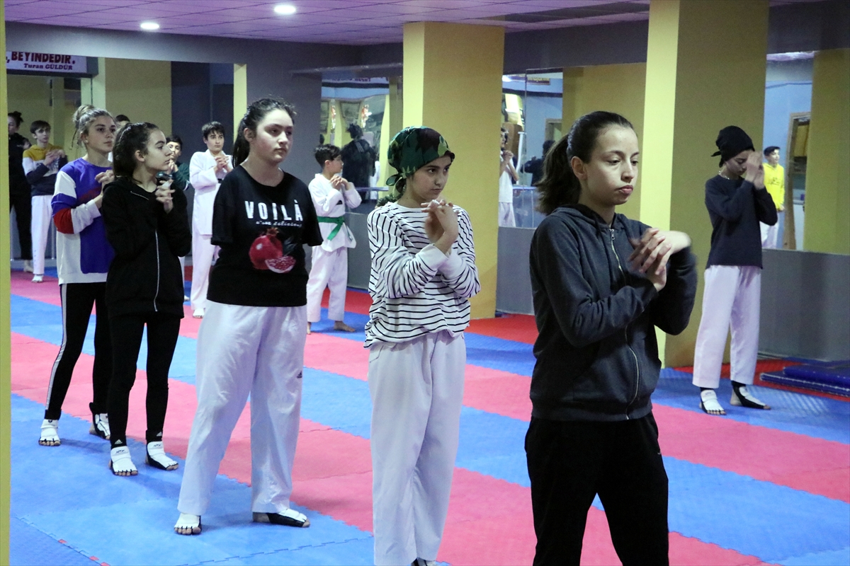 a Doğuştan kolları olmayan kızını sporla hayata bağladı